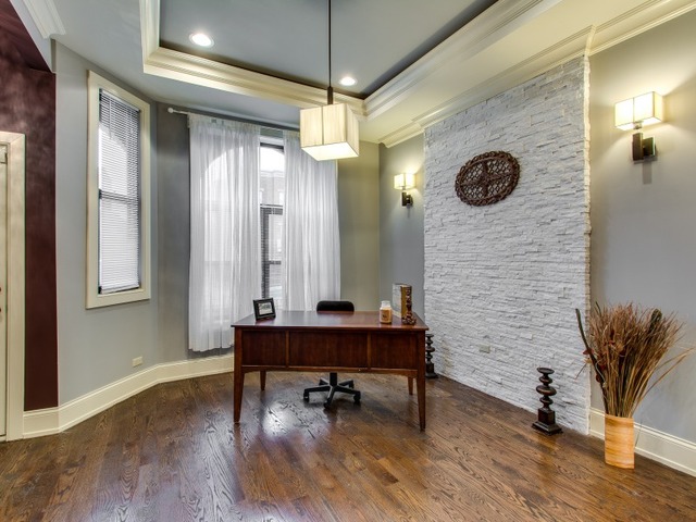 817 E Bowen Dr, Chicago, IL 60653 photo 1