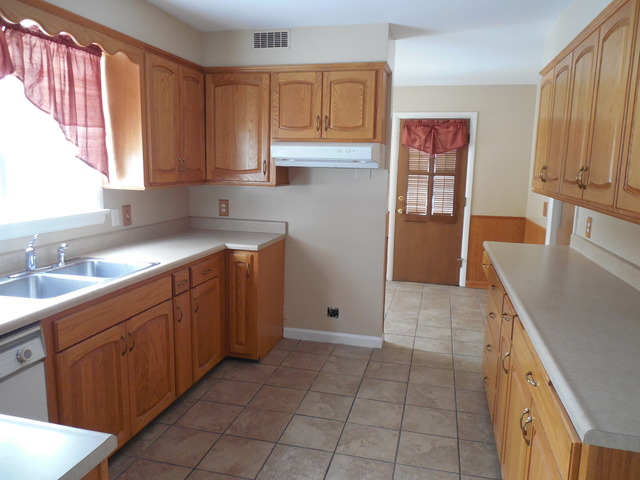 14 Chatham Cir, Kankakee, IL 60901 photo 3