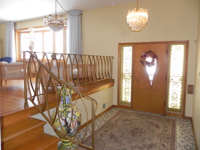 1331 W Meyer Dr, Addison, IL 60101 photo 2
