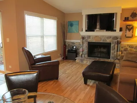 577 Dunham Rd, Gurnee, IL 60031 photo 4