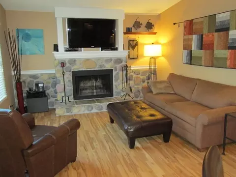 577 Dunham Rd, Gurnee, IL 60031 photo 3