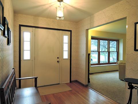 2307 Richmond Dr, Wheaton, IL 60189 photo 2