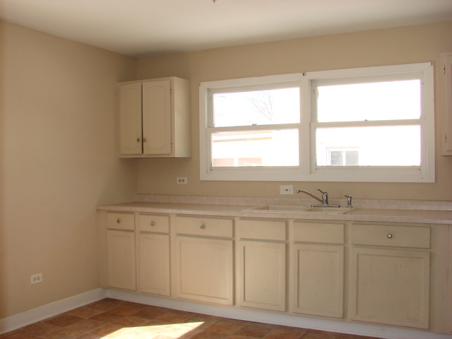 778 E Benton St, Aurora, IL 60505 photo 3