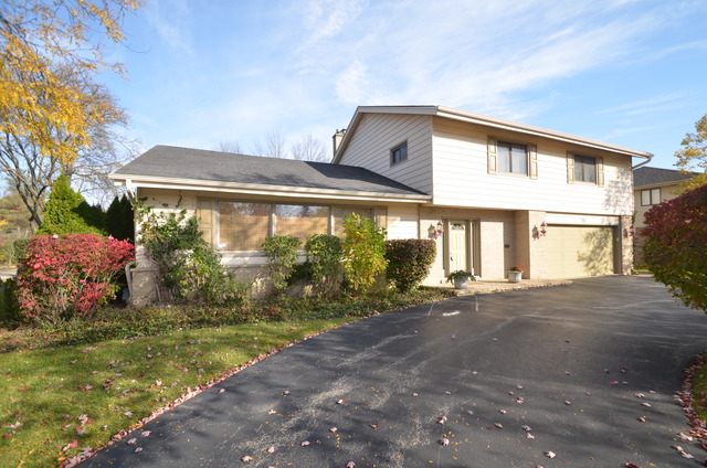 160 Crestview Dr, Deerfield, IL 60015 photo 1
