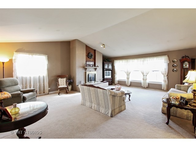 10 Cedar Dr, Wheeling, IL 60090 photo 2
