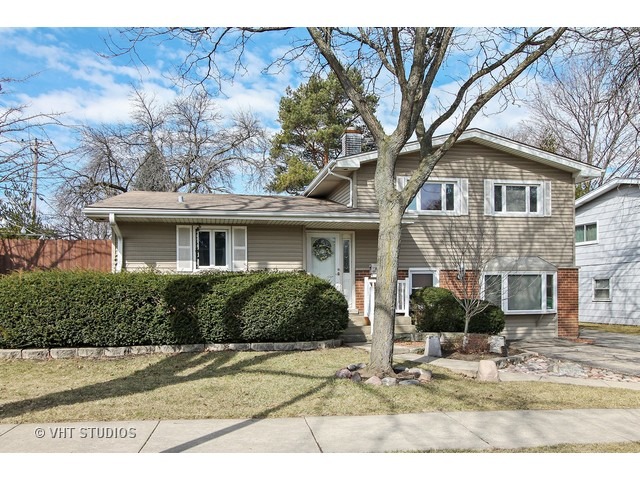 10 Cedar Dr, Wheeling, IL 60090 photo 1