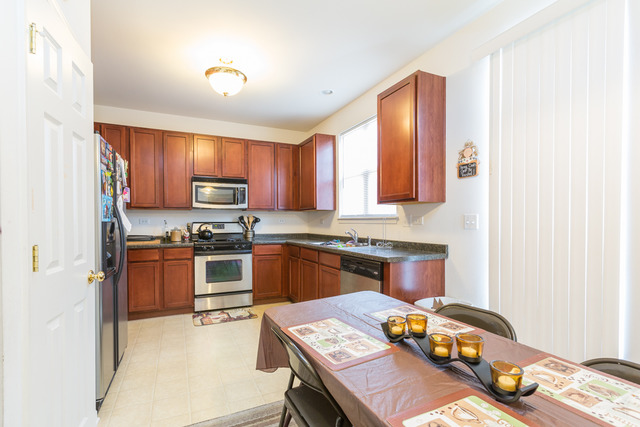413 N Commerce St, Aurora, IL 60504 photo 2