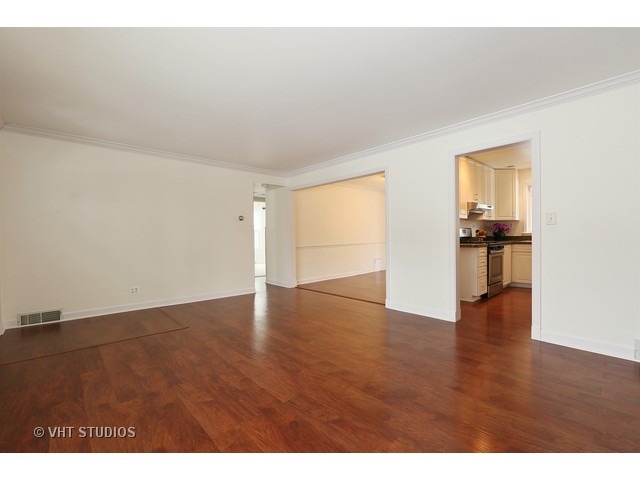 525 Crest St, Wheaton, IL 60187 photo 2