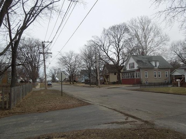 327 Burbank Ave, Woodstock, IL 60098 photo 3