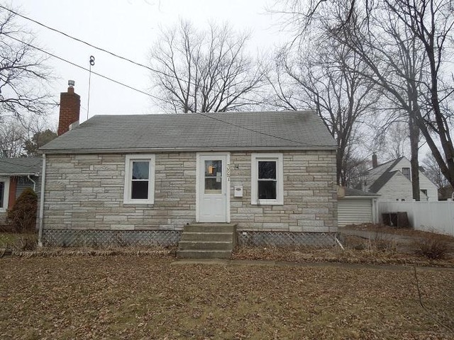 327 Burbank Ave, Woodstock, IL 60098 photo 2