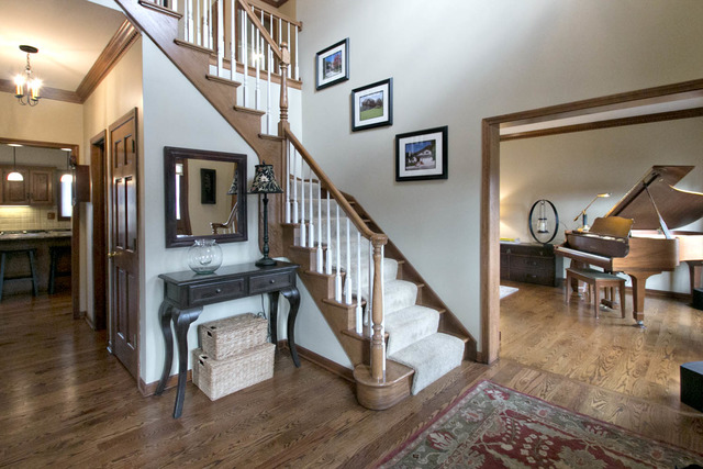 1534 Falcon Dr, Wheaton, IL 60187 photo 2