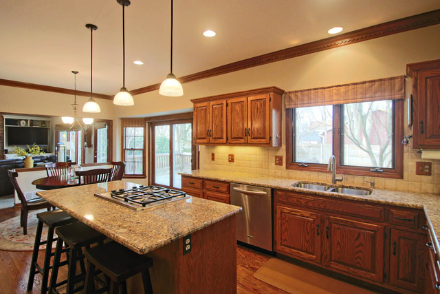 1534 Falcon Dr, Wheaton, IL 60187 photo 5