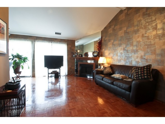 248 Brookside Ln #D, Willowbrook, IL 60527 photo 2