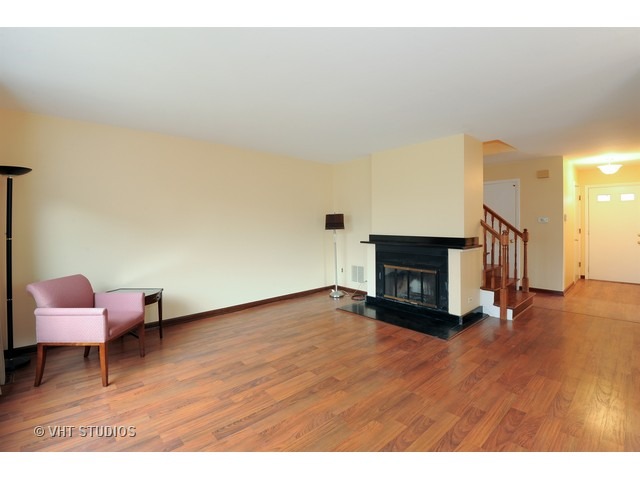 1678 Groton Ct, Wheaton, IL 60189 photo 2