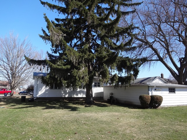 315 E Front St, Mount Morris, IL 61054 photo 3