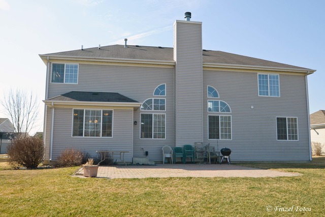 902 Limerick Ln, Mchenry, IL 60050 photo 2