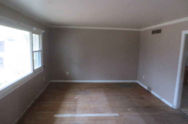 646 Gilbert Ter, Aurora, IL 60506 photo 2