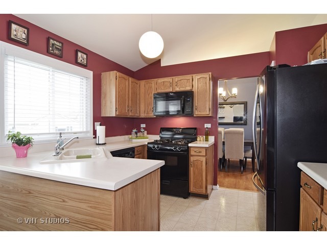 351 Wentworth Ln, Bartlett, IL 60103 photo 3
