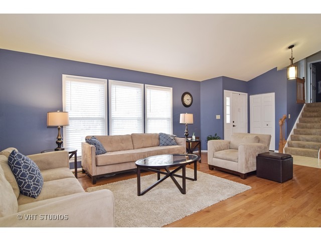 351 Wentworth Ln, Bartlett, IL 60103 photo 2