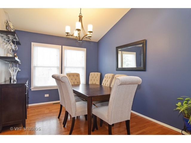 351 Wentworth Ln, Bartlett, IL 60103 photo 5