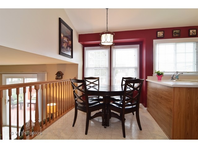 351 Wentworth Ln, Bartlett, IL 60103 photo 4