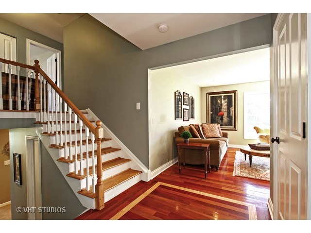 2076 Spring Green Dr, Wheaton, IL 60189 photo 2