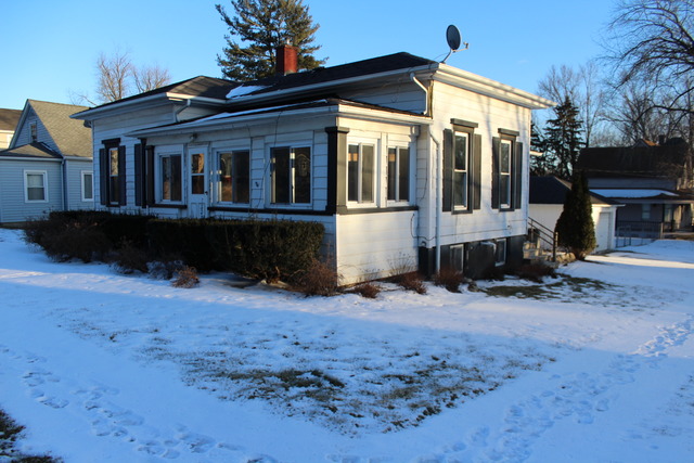 401 Dewey St, Harvard, IL 60033 photo 2