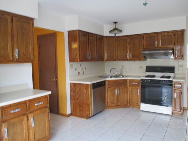 7563 Wakefield Dr, Darien, IL 60561 photo 3