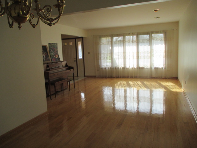 7563 Wakefield Dr, Darien, IL 60561 photo 2