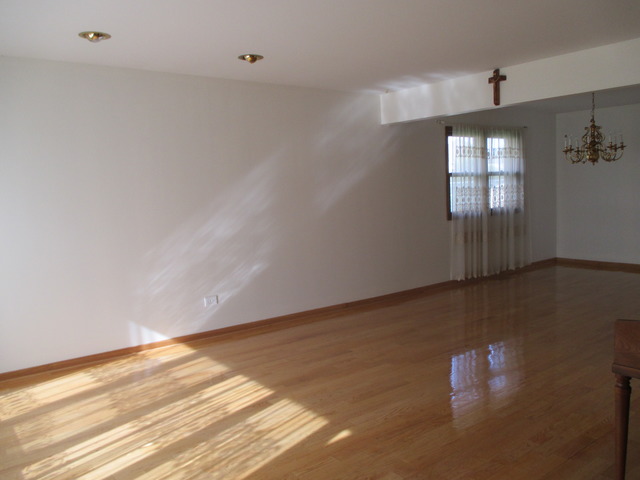 7563 Wakefield Dr, Darien, IL 60561 photo 4