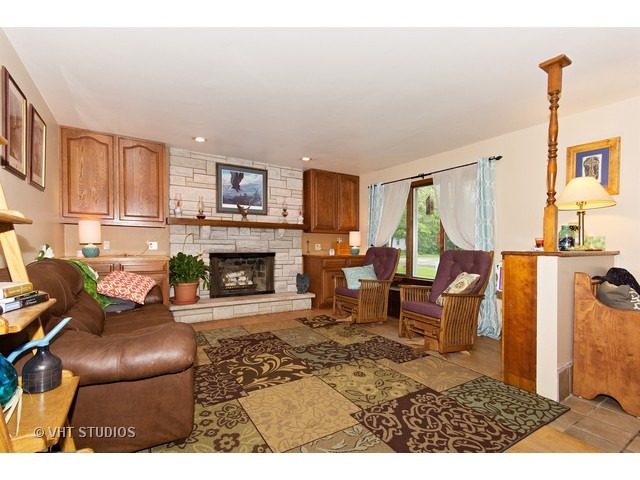 122 Tyler St, Oswego, IL 60543 photo 2