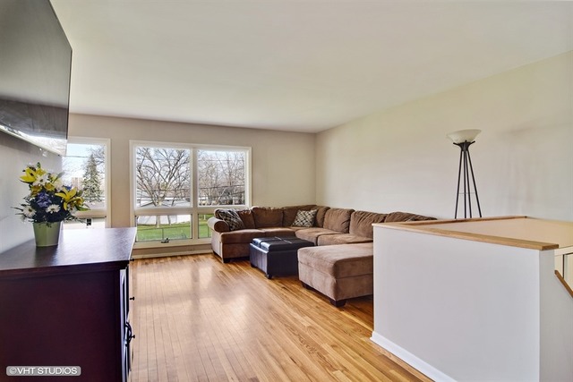 1455 Dennison Rd, Hoffman Estates, IL 60169 photo 2
