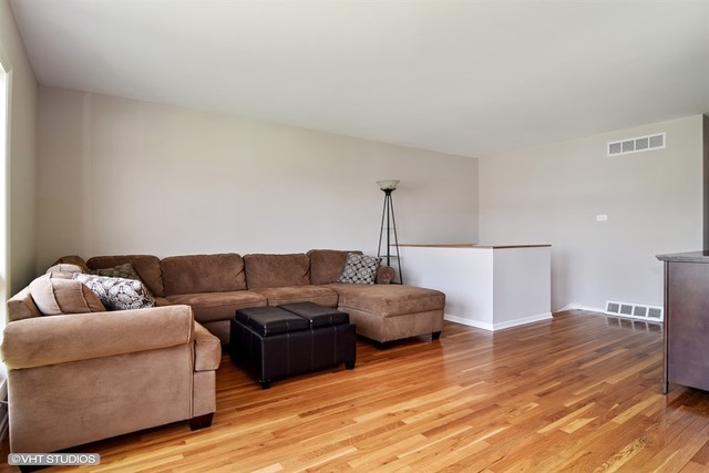1455 Dennison Rd, Hoffman Estates, IL 60169 photo 3
