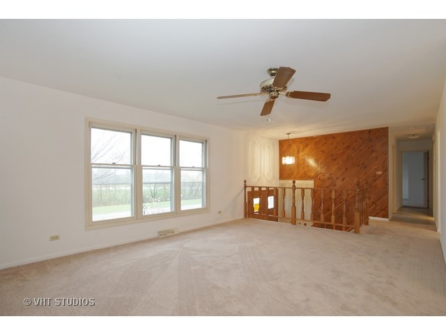 820 Norman Dr, Hoffman Estates, IL 60192 photo 2
