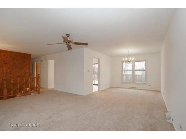 820 Norman Dr, Hoffman Estates, IL 60192 photo 3