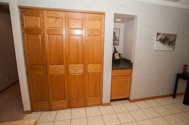 1216 Waltham Ln, Bartlett, IL 60103 photo 9