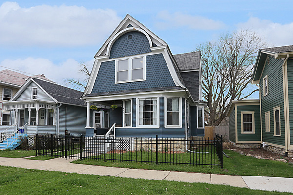421 Spruce St, Aurora, IL 60506 photo 1