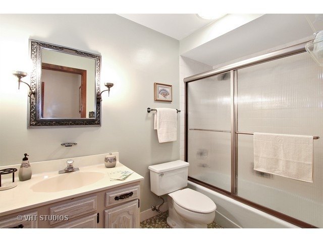 455 Ardmore Rd, Des Plaines, IL 60016 photo 14