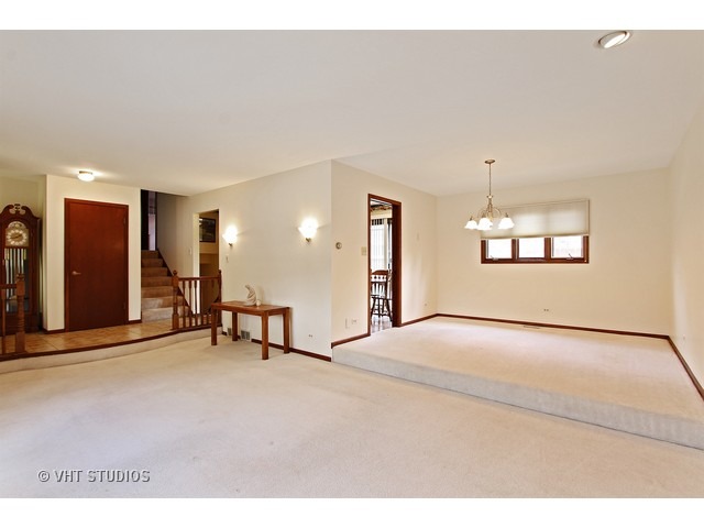 455 Ardmore Rd, Des Plaines, IL 60016 photo 3