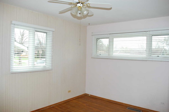 560 Newark Ln, Hoffman Estates, IL 60169 photo 10