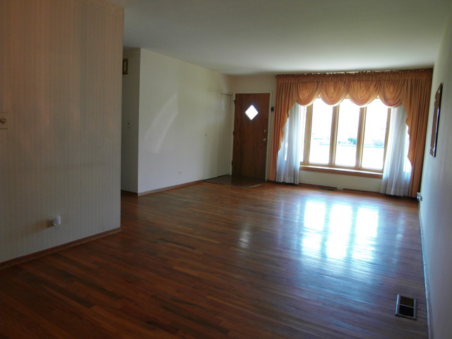 560 Newark Ln, Hoffman Estates, IL 60169 photo 2