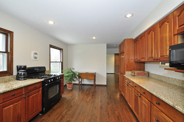 10725 Tyler Rd, Pleasant Prairie, WI 53158 photo 4