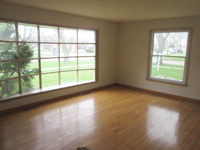 220 Dover Dr, Des Plaines, IL 60018 photo 4