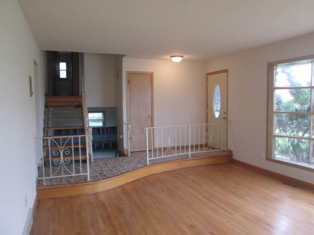 220 Dover Dr, Des Plaines, IL 60018 photo 3