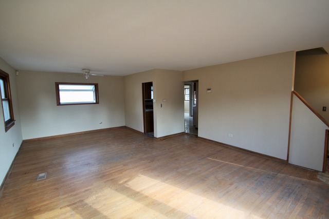 4247 Ruby St, Schiller Park, IL 60176 photo 2