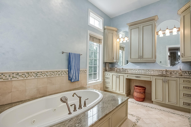 2320 White Oak Dr, Northbrook, IL 60062 photo 9
