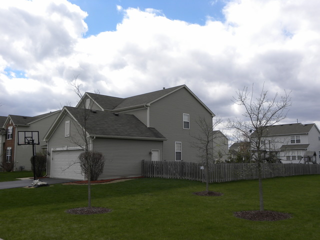 2425 Simon Dr, Montgomery, IL 60538 photo 2