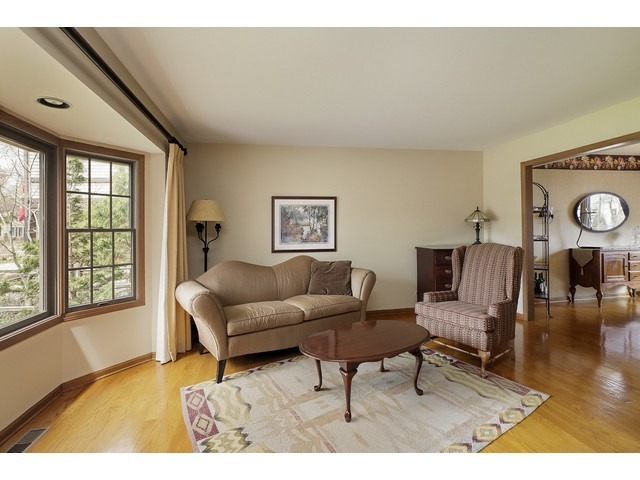 711 Echo Ln, Glenview, IL 60025 photo 2