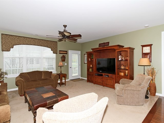 1027 Broadmoor Dr, Elgin, IL 60124 photo 14