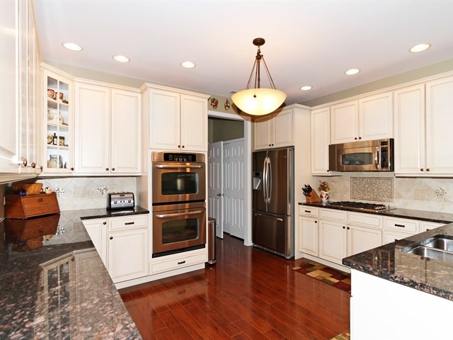 1027 Broadmoor Dr, Elgin, IL 60124 photo 9